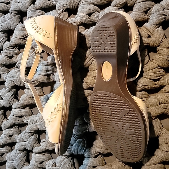 Heeled sandals in off-white - Picture 2 of 3